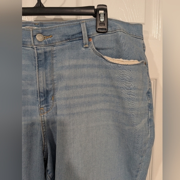 Signature by Levi Strauss Light Wash Denim Bermuda Shorts in Size 22 (W36) - Picture 3 of 12